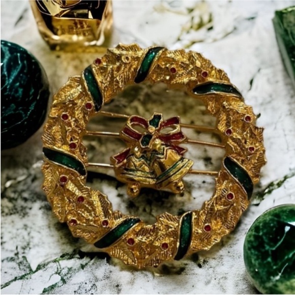 Jewelry - Elegant Gold and Green vintage Christmas Wreath Brooch with moving center bead